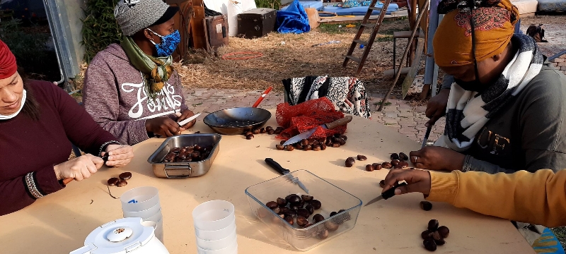 Bénévoles de l'association Mayesha Espoir testant la transformation des châtaignes