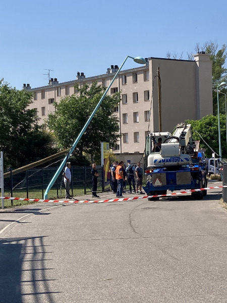 Chute de plusieurs poteaux électriques due à la mauvaise manœuvre d'un engin - juin 2021 -2
