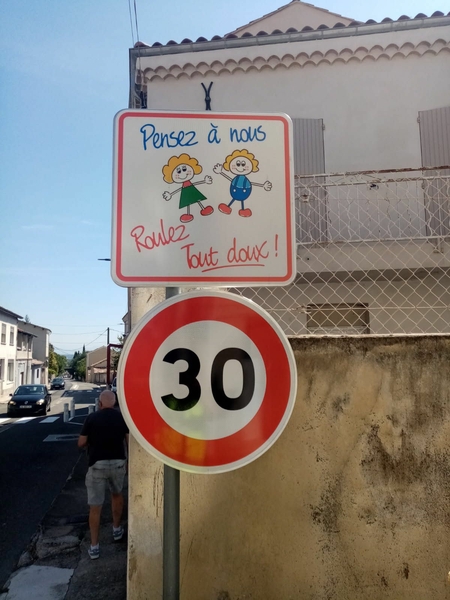 Nouvel aménagement devant l’école de Mélas