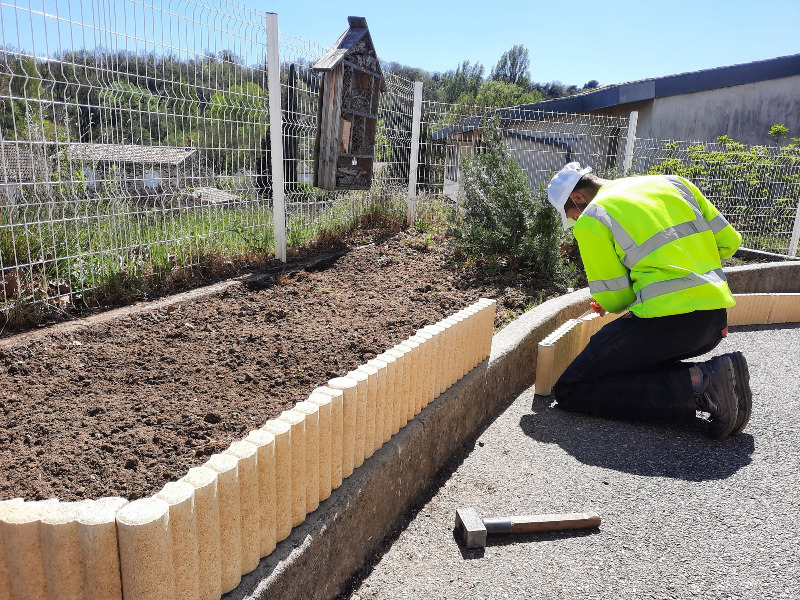 Périscolaire - Jardinage à l'école de Mélas - Avril 2021 -1