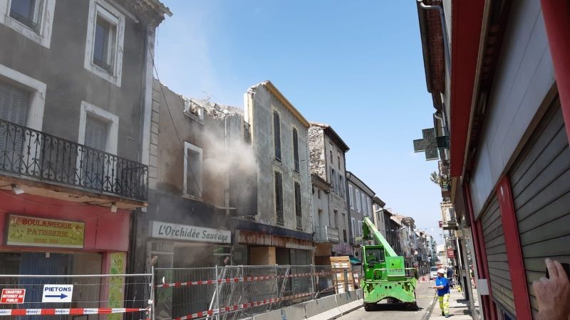 Reconstruction du Teil suite au séisme : la démolition de la façade du magasin « fenouil » (92 rue de la république) est en cours