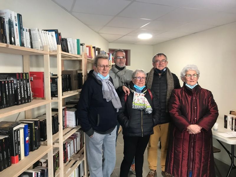 Une bibliothèque installée à Mélas par le Comité de quartier - janvier 2022 -1
