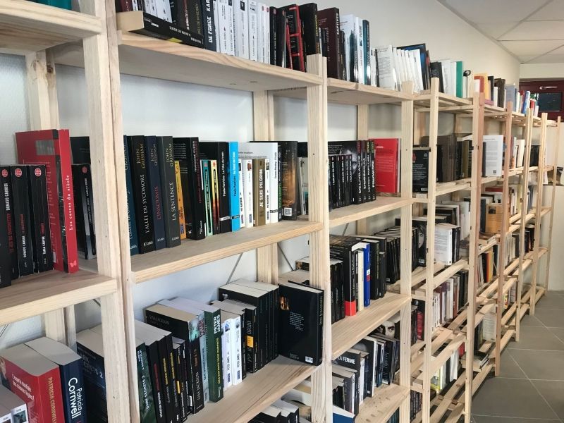 Une bibliothèque installée à Mélas par le Comité de quartier - janvier 2022 -2