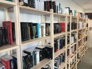 Une bibliothèque installée à Mélas par le Comité de quartier - janvier 2022 -2
