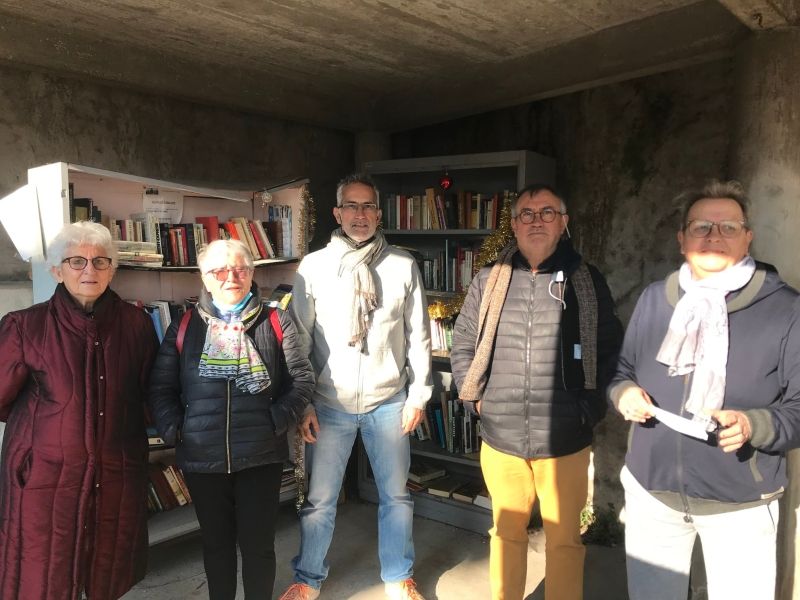 Une bibliothèque installée à Mélas par le Comité de quartier - janvier 2022 -3